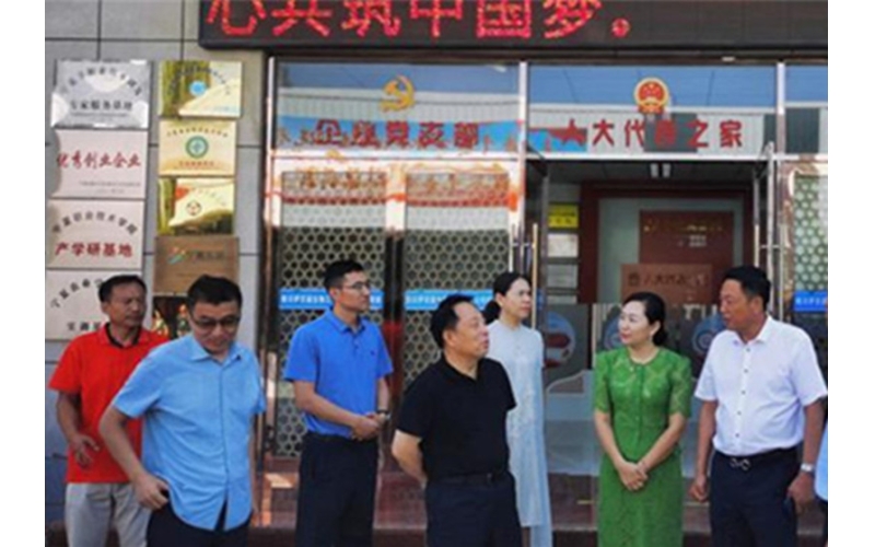 銀川市委常委、紀委書記、監(jiān)委主任劉智峰一行赴銀川伊百盛面對面問需求，實打?qū)嵔怆y題